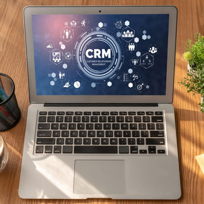 CMS vs. CRM: Który System Wybrać do Zarządzania Stroną i Relacjami z Klientami?