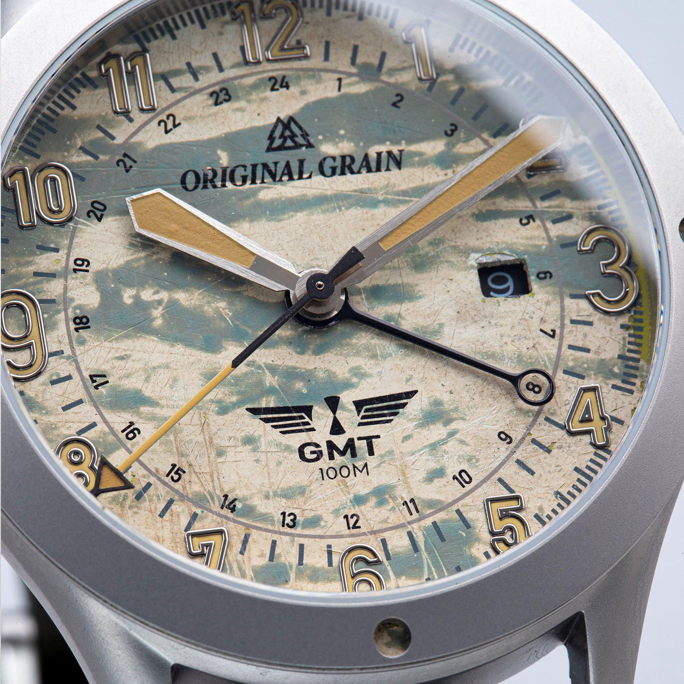Bamboo Bomber Stainless Steel Pilot-Zulu 44mm has a calendar date box by Original Grain