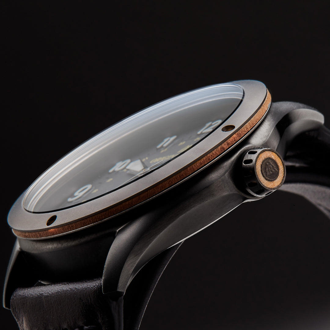 Maple Gunmetal Pilot Zulu 43 mm von Original Grain 3/4-Seitenansicht des Zifferblatts