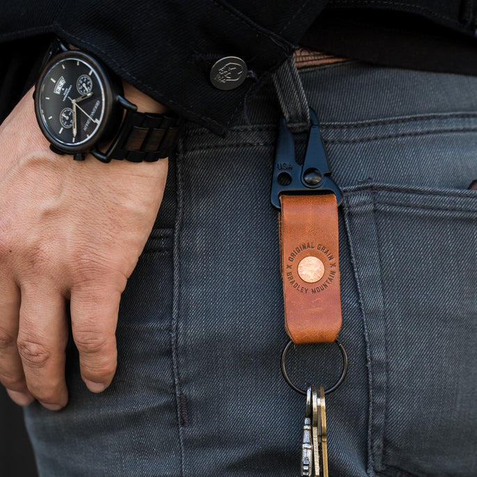 Original Grain x Bradley Mountain Schlüsselanhänger aus braunem Leder mit Gürtelschlaufe