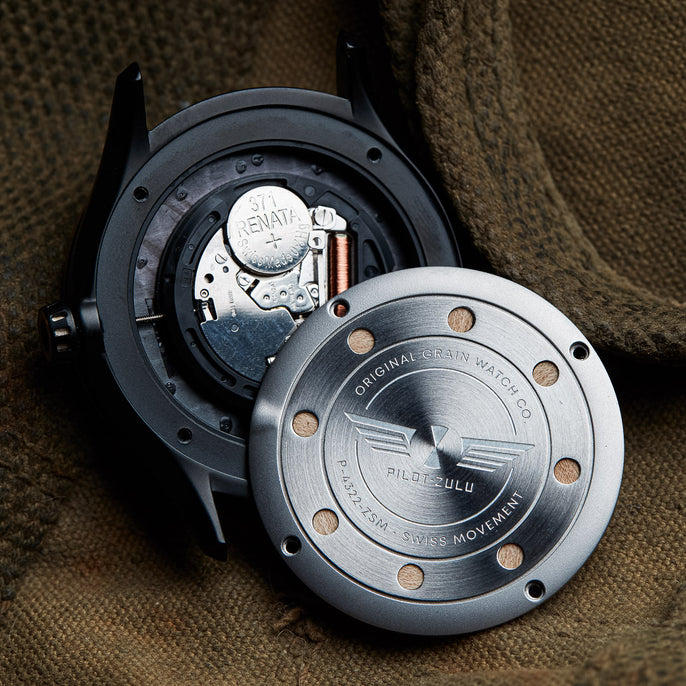 Maple Gunmetal Pilot Zulu 43mm von Original Grain Gehäusebodendetail