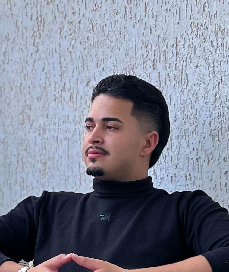 Retrato de Kaio Gomes em preto e branco