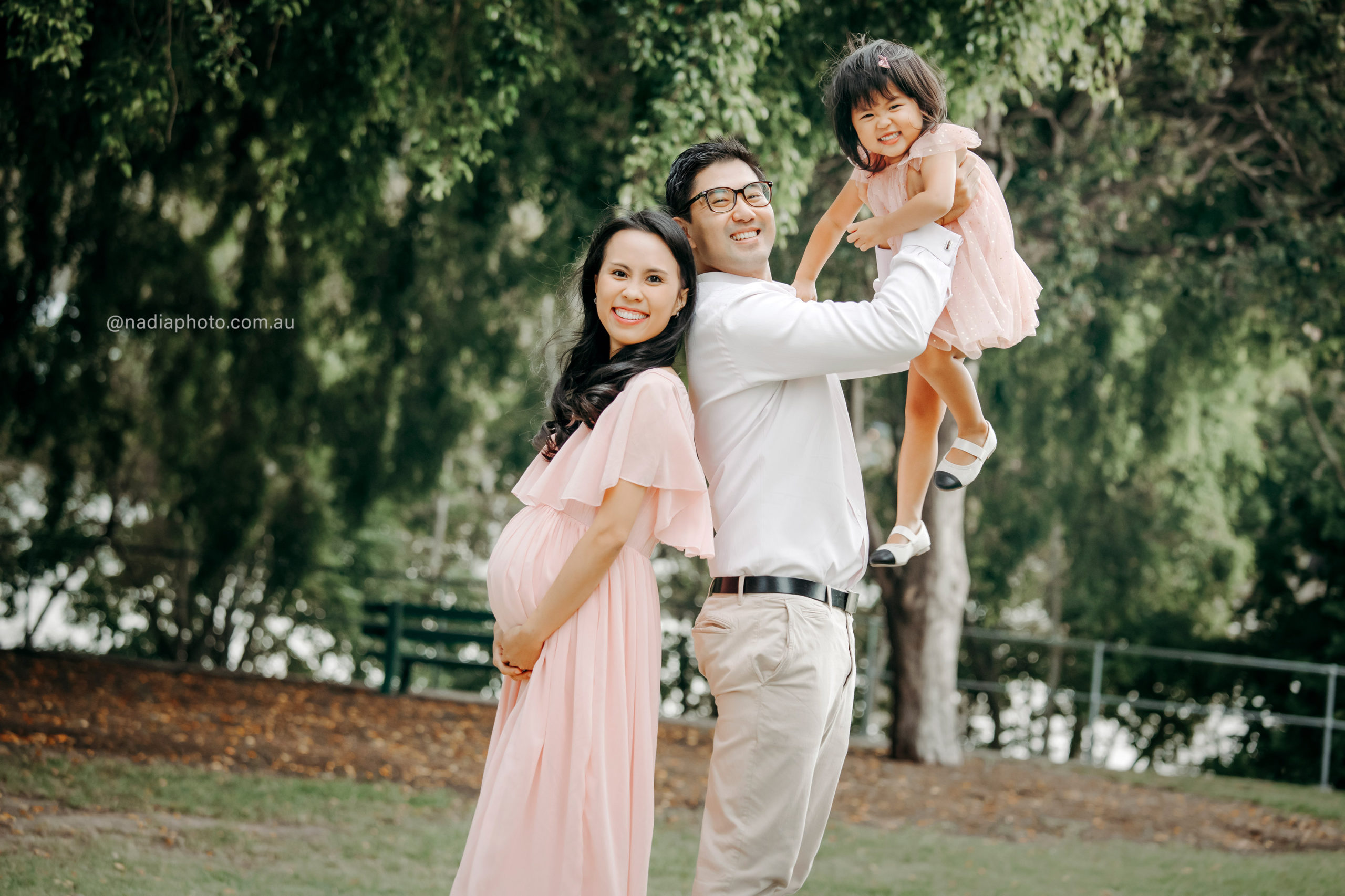 MATERNITY SHOOT ON KANGAROO POINT BRISBANE