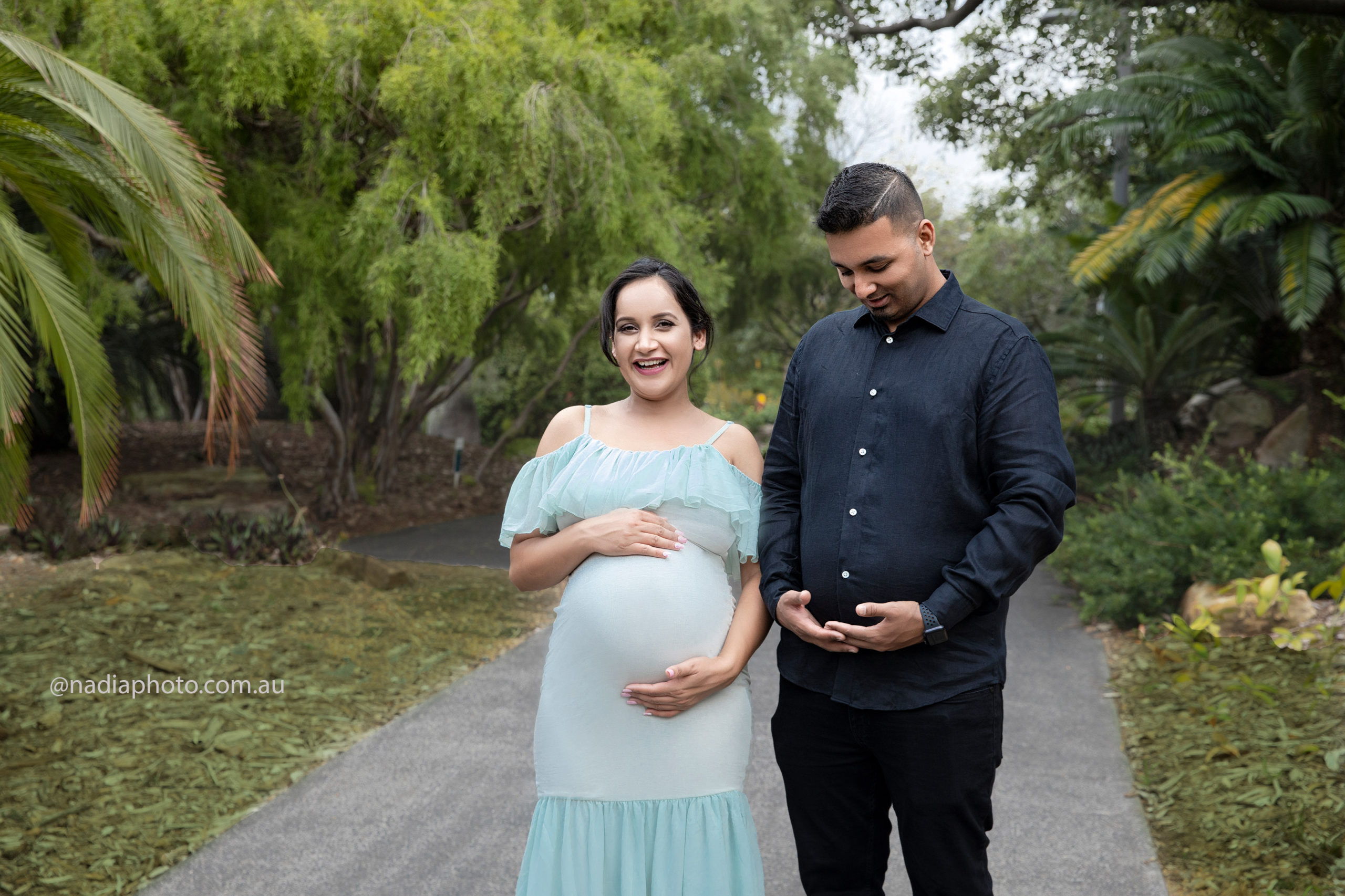 MATERNITY SESSION IN THE ROMA STREET PARKLAND, BRISBANE