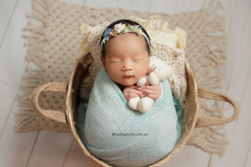newborn photographer brisbane by Nadia Photo