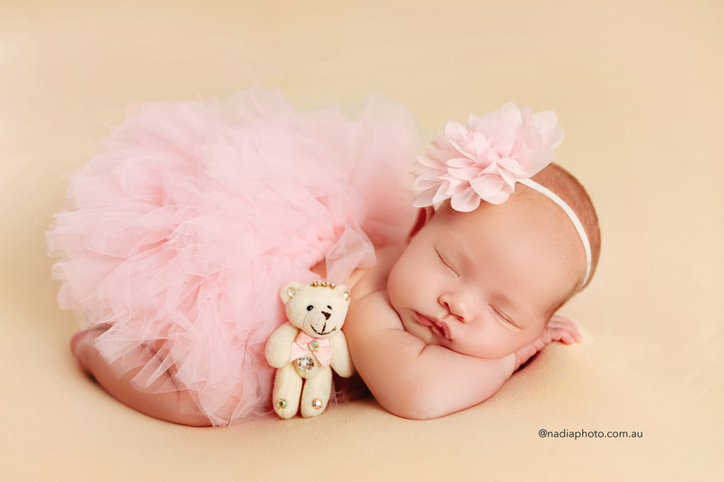 newborn photographer brisbane by Nadia Photo