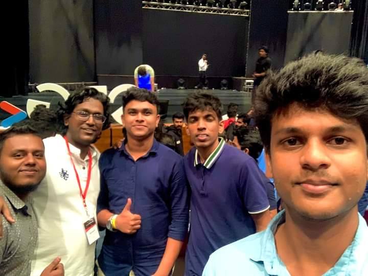 Aweesha Wijesundara in a group selfie at Google DevFest Sri Lanka 2022