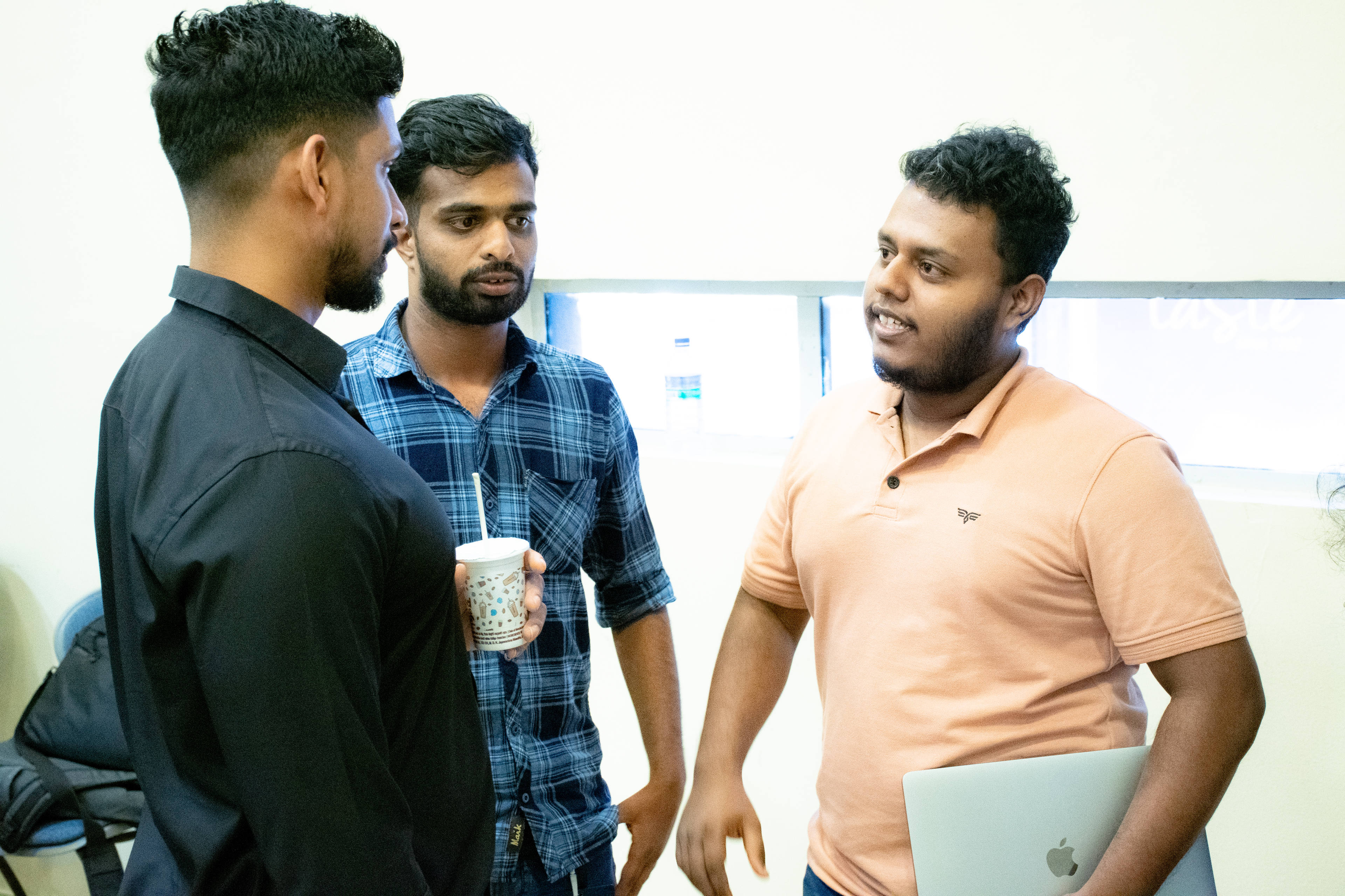 Aweesha Wijesundara talking with Joel Tillekeratne and another attendee at SLIIT's Entrepreneur Tech Talk