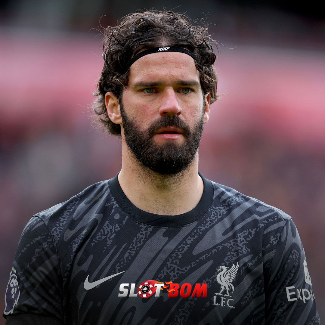 Alisson enggak ambil pusing soal masa depannya di Liverpool.