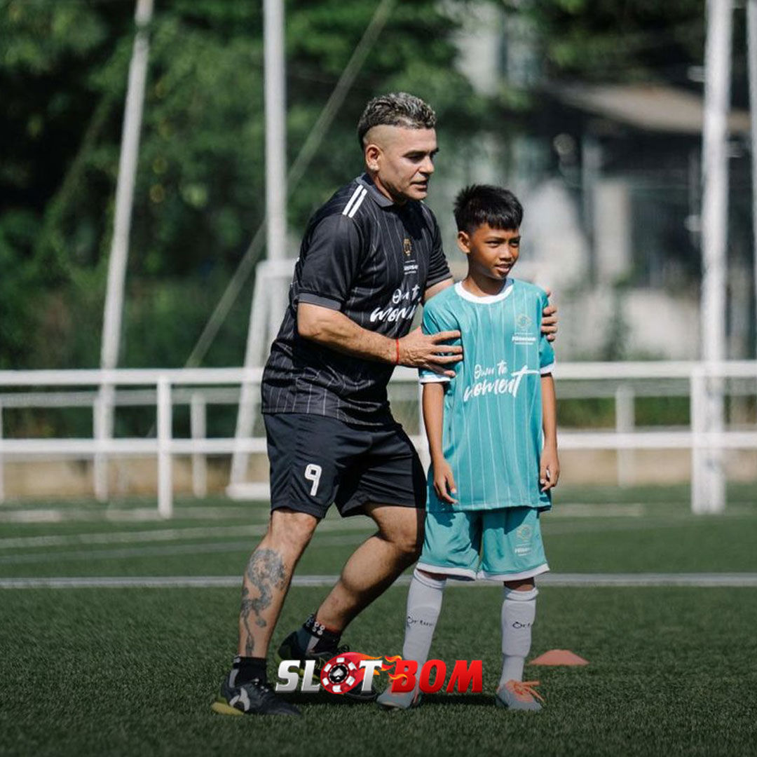 Cristian Gonzales mengajarkan ilmu sepak bola kepada pesepakbola muda.