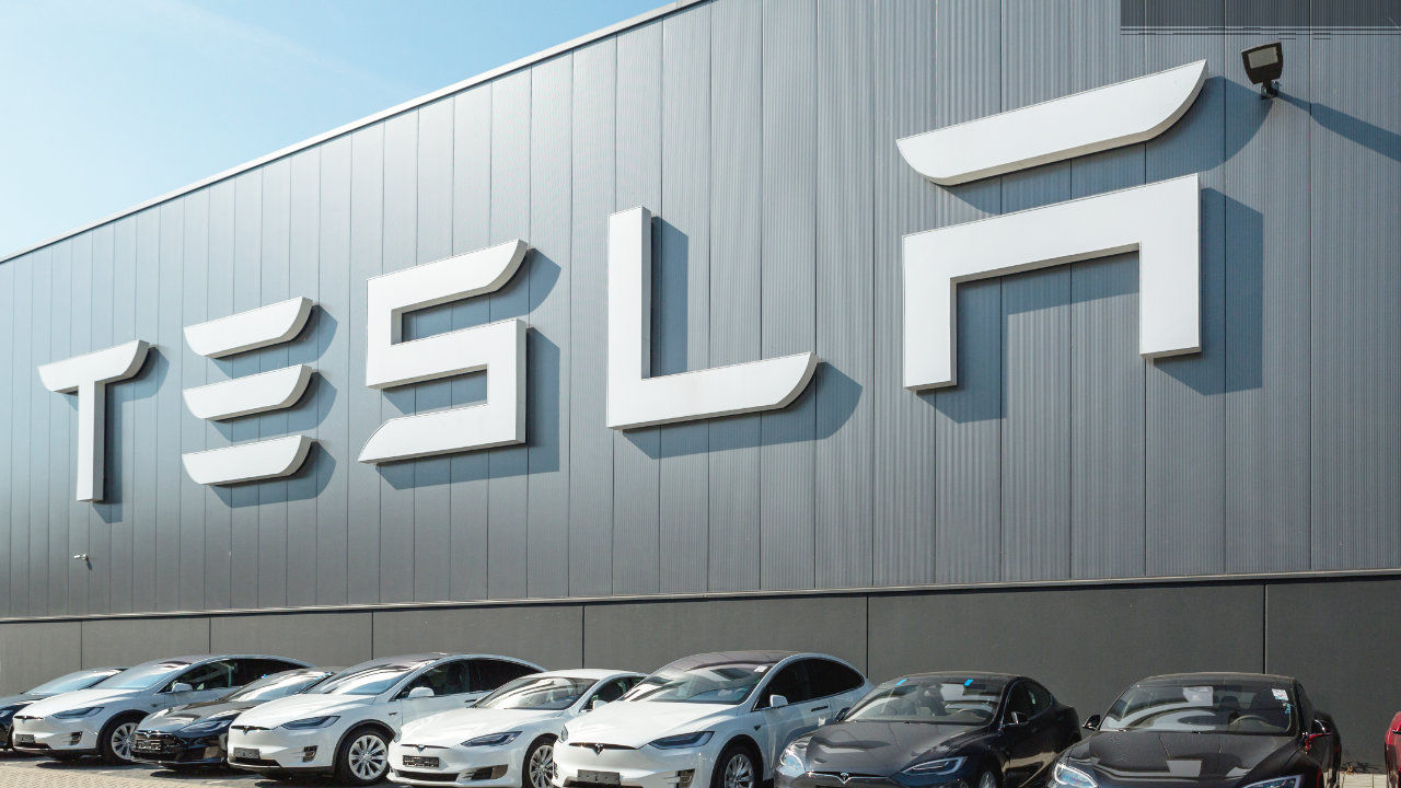 Tesla introduces additional robots and refreshes its AI-trained robot army.
