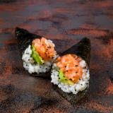 Avocado & salmon temaki (2 pcs)