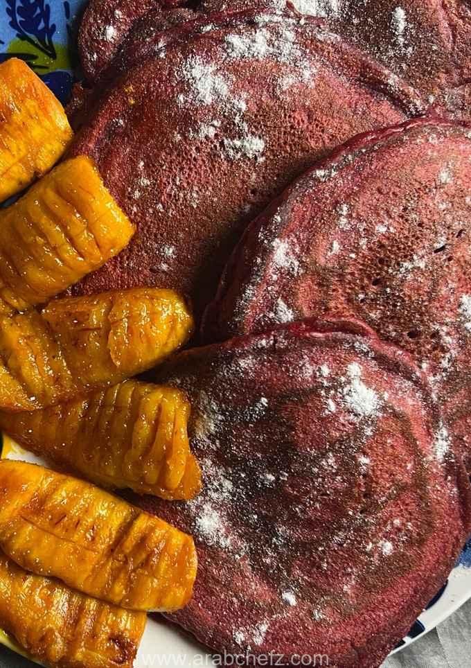 بانكيك مخمل أحمر مع موز الجنة المقلي
