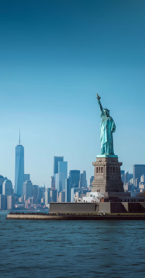 Statue of Liberty Skyline - Premium iPhone Lock Screen Wallpaper