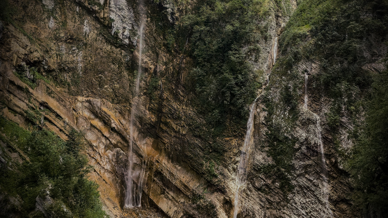 Le montagne verdi di Santa Colomba con le cascate del Ruzzo che scendono dalle pareti