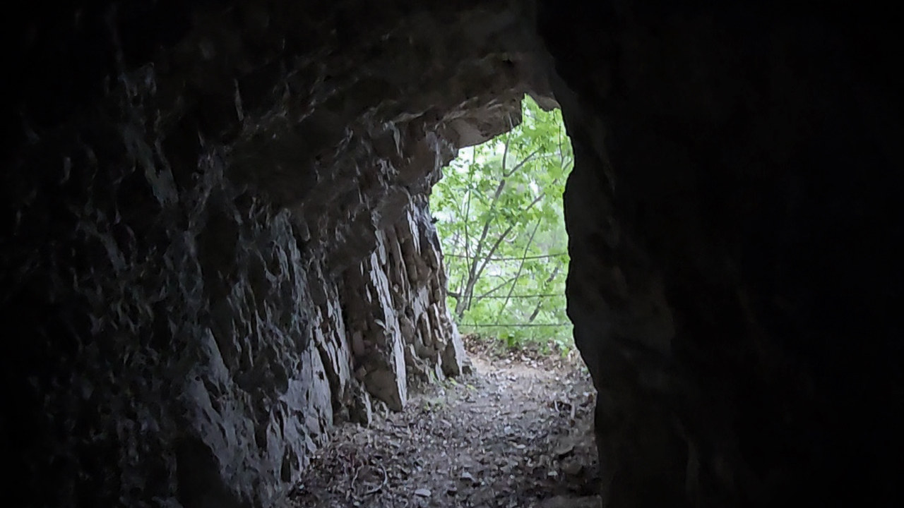 La galleria scavata nella roccia lungo il cammino verso le Vene Rosse