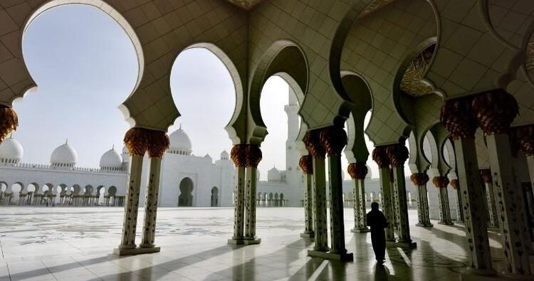 Dubai or Abu Dhabi: Which is Better for a Holiday? Dubai or Abu Dhabi: Which is Better for a Holiday?