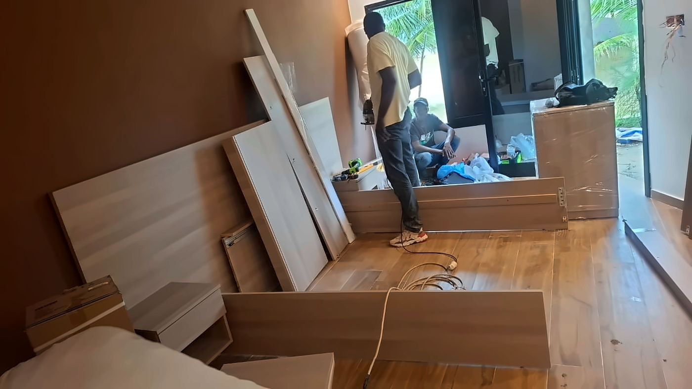 Pose du mobilier sur mesure dans une chambre