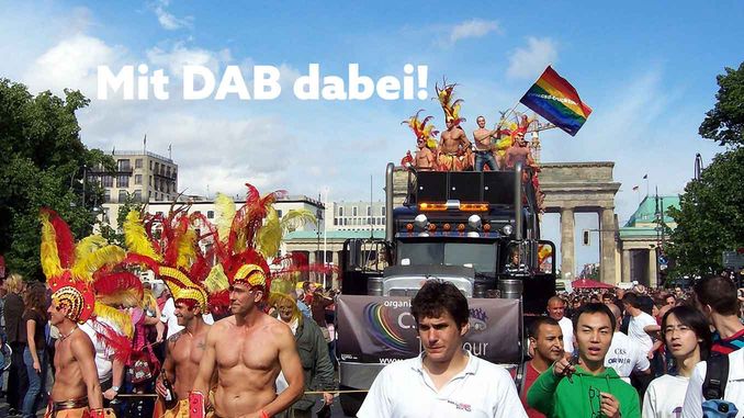 Symbolbild mit Feiernden beim CSD Berlin
