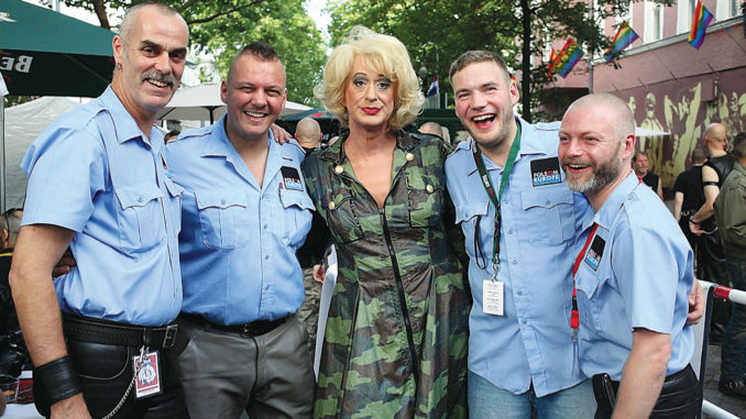Alain Rappsilber (2.v.r.) mit Jürgen Rentzel, Daniel Rüster, Lilo Wanders, und Volker Spahn bei der Folsom Europe Berlin 2006