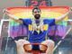 Sebastian Vega mit Regenbogenflagge