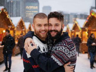 Paar auf Weihnachtsmarkt