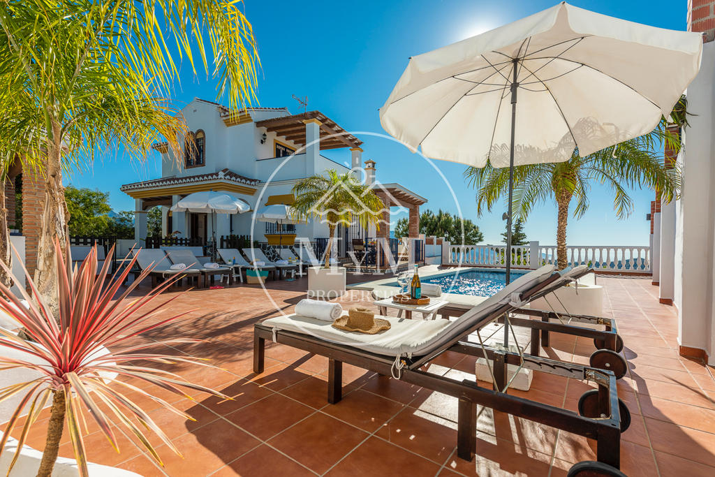 Luxury holiday villa for rent in Torrox Montealegre