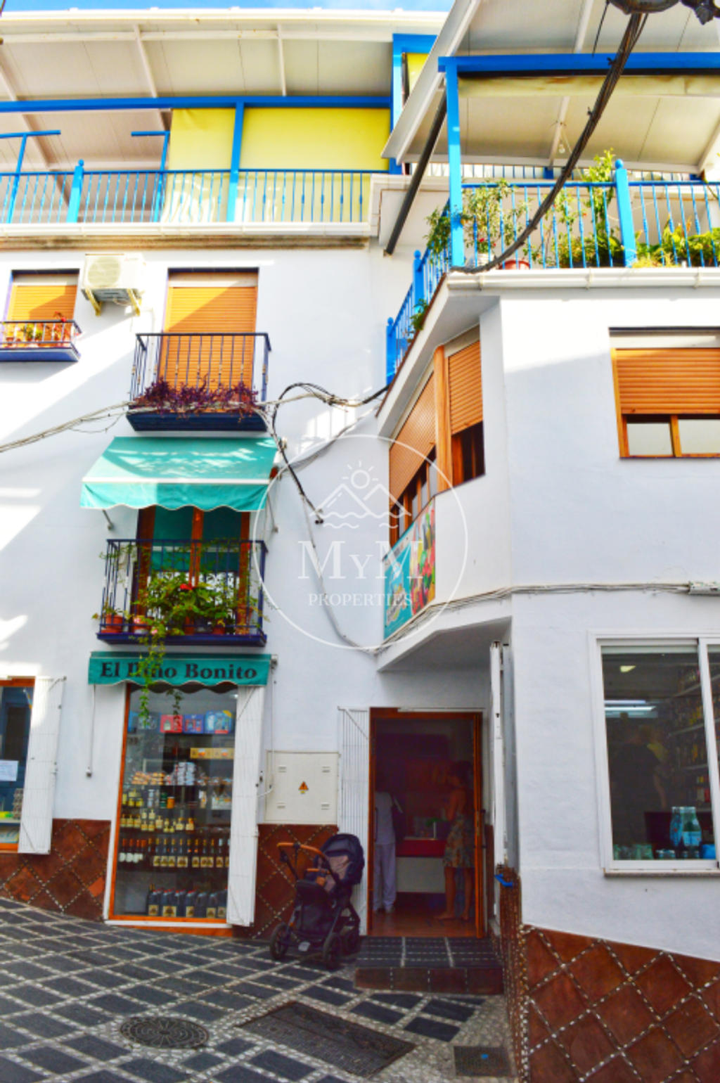 Town house with 2 apartments for sale in Cómpeta