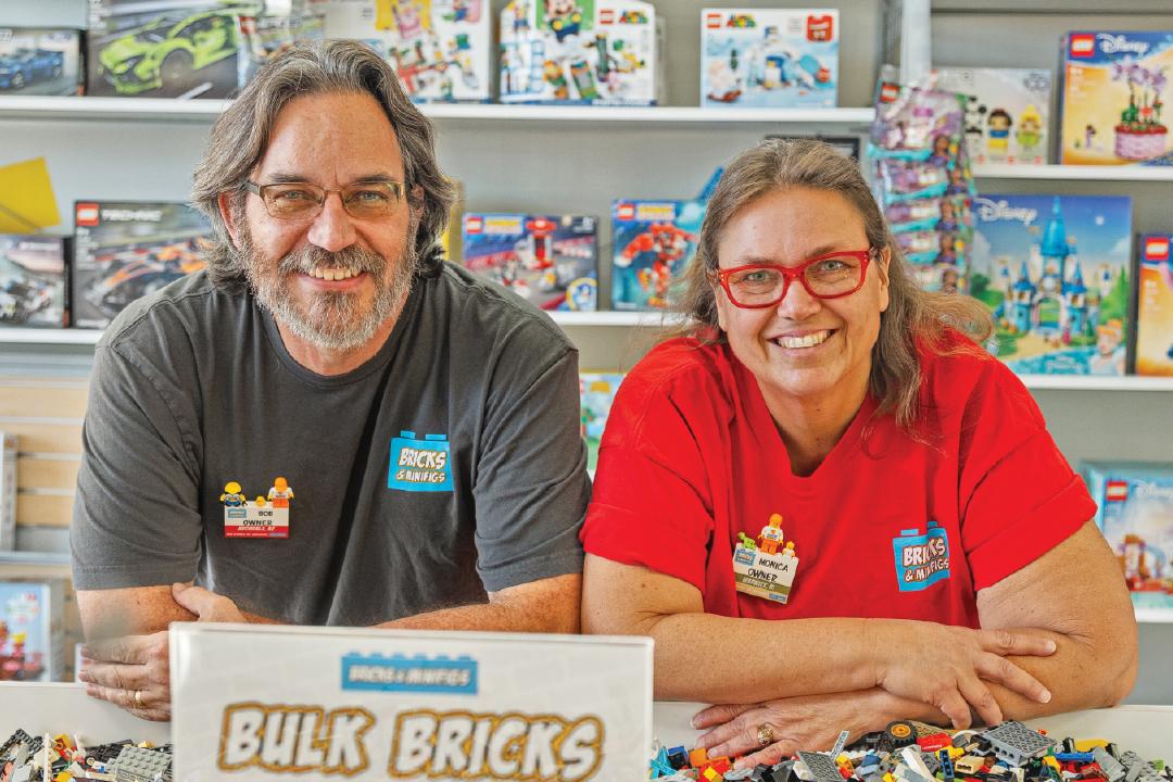Bricks & Minifigs
