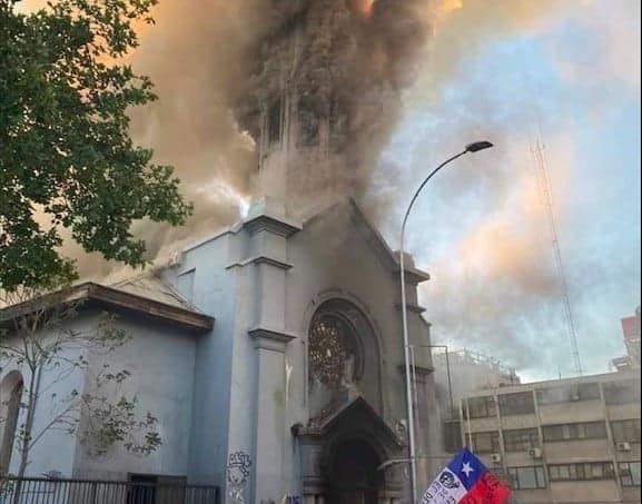 Vândalos colocam fogo em igrejas em Santiago, no Chile - Jornal O São Paulo