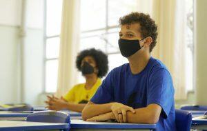 escolas estudantes mascaras