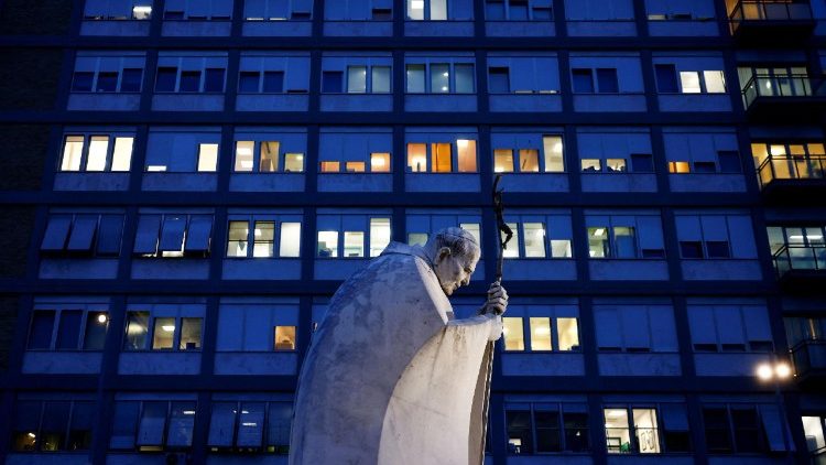 Papa ‘está melhorando ligeiramente’ do quadro de pneumonia - Jornal O São Paulo