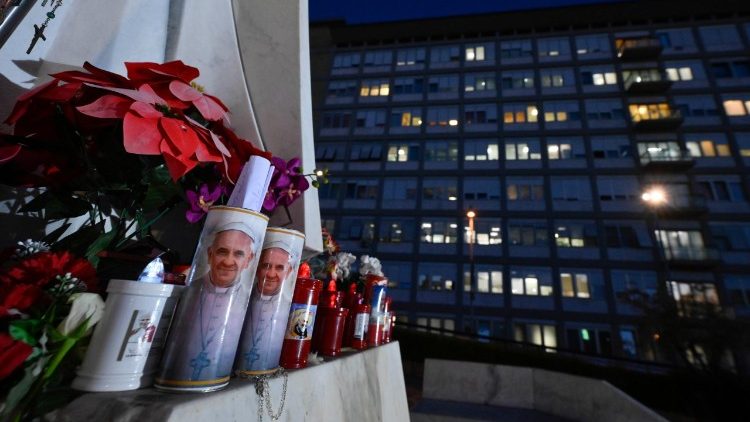 Médicos afirmam que Francisco responde bem à terapia, mas ainda não está fora de perigo - Jornal O São Paulo