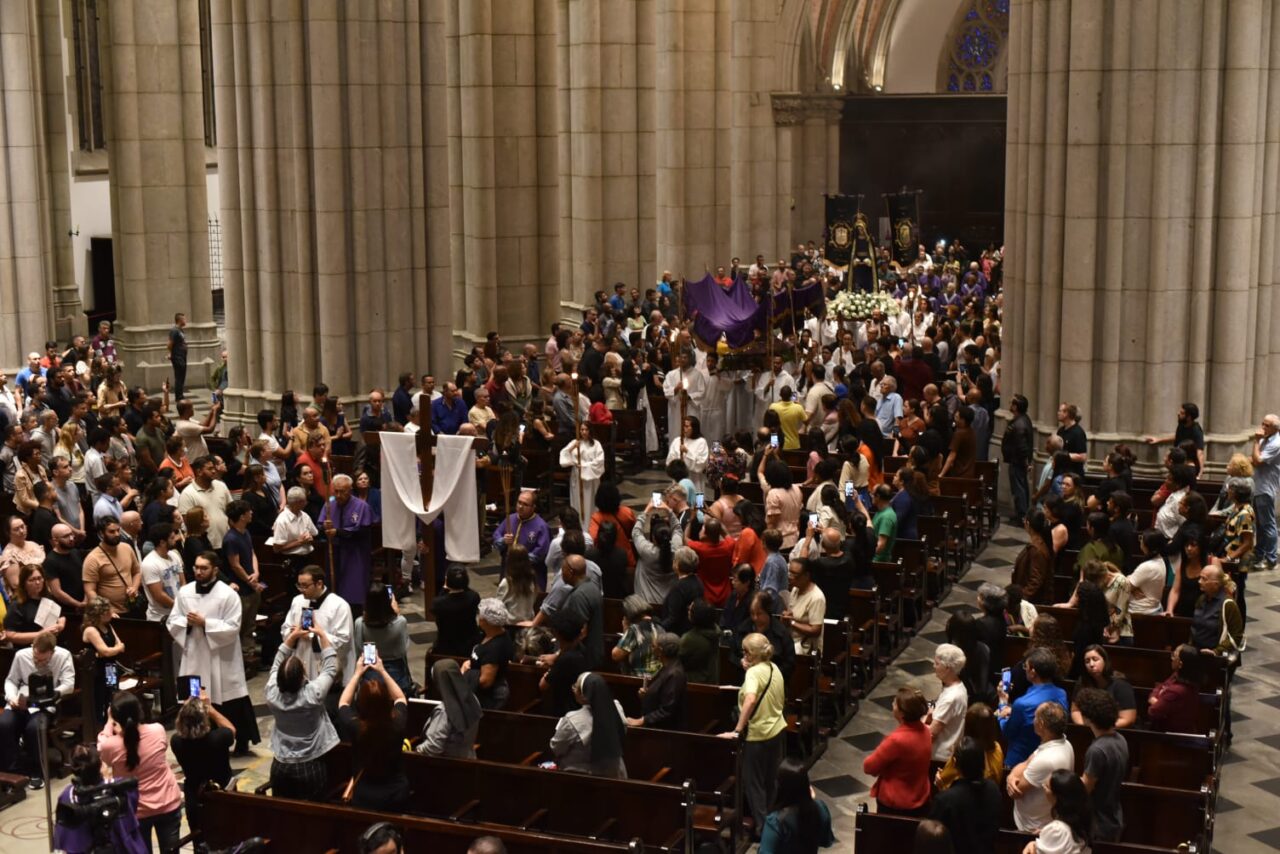Na Catedral da Sé, fiéis meditam sobre as últimas palavras de Jesus na cruz - Jornal O São Paulo