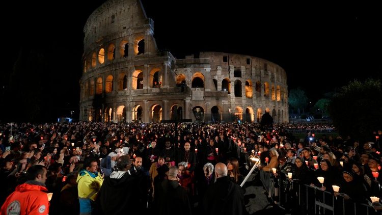 Na Via-Sacra no Coliseu, a oração da Igreja pela conversão do mundo - Jornal O São Paulo
