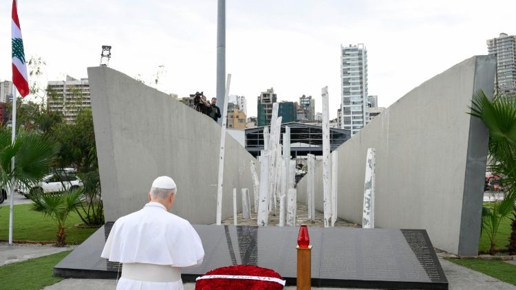 Papa reza em silêncio no porto de Beirute por vítimas da explosão de agosto de 2020 - Jornal O São Paulo