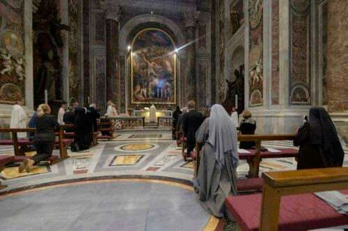 Itália e Vaticano retomam missas com a presença dos fiéis