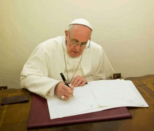 Papa Francisco escrevendo