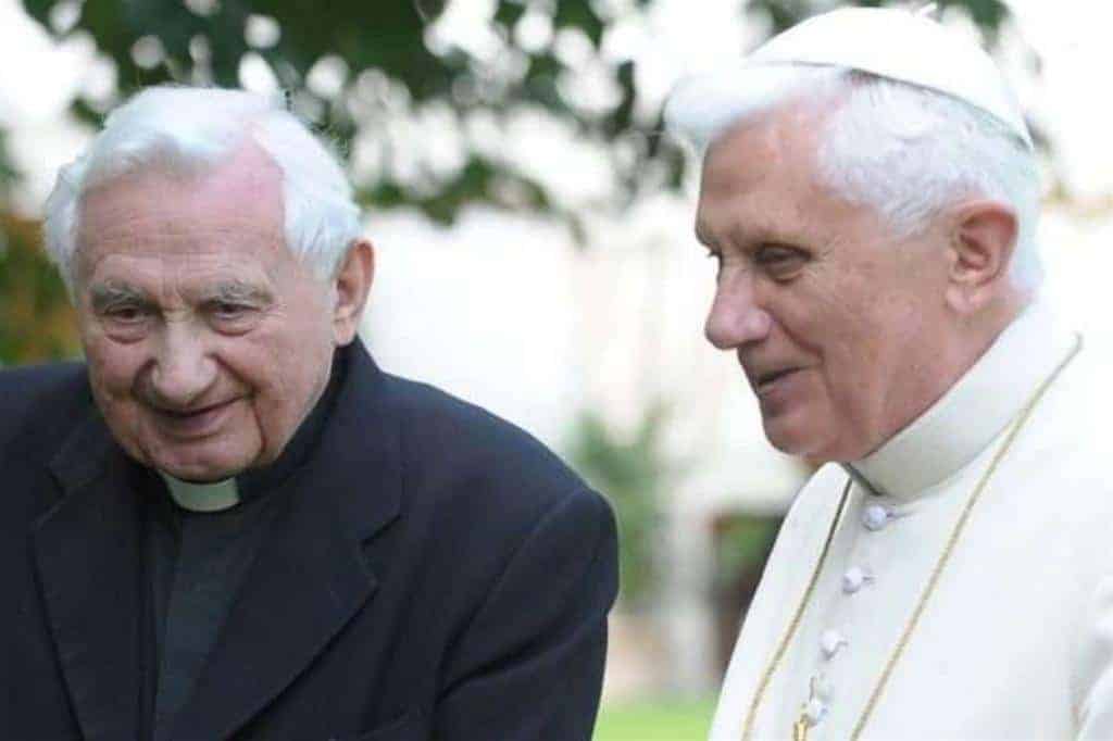 Bento XVI retorna ao Vaticano