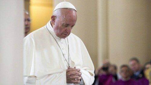 papa francisco em oracao
