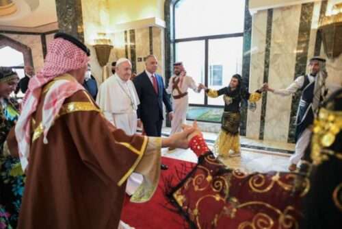 Papa Francisco e o primeiro ministro iraquiano Mustafa Al Kadhimi credito Vatican Media