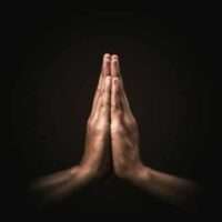 orando maos com fe na religiao e crenca em deus no escuro poder da esperanca ou amor e devocao namaste ou namaskar maos gesto posicao de oracao