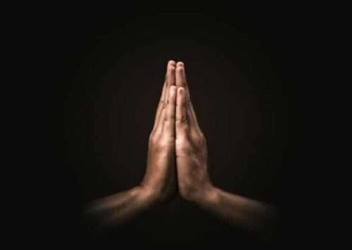 orando maos com fe na religiao e crenca em deus no escuro poder da esperanca ou amor e devocao namaste ou namaskar maos gesto posicao de oracao