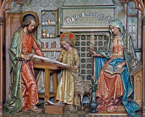 família reprodução de escultura da sagrada família na igreja de saint jacob na belgica