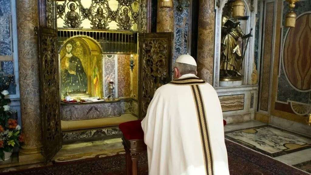 Papa reza diante dos restos mortais de São Pedro