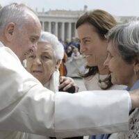 PapaFrancisco_mujeres_13042016_VaticanMedia