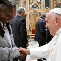 Whoopi-Goldberg-e-Papa-Francisco_Vatican-Media