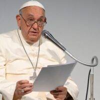 papa-Francisco-ao-microfone