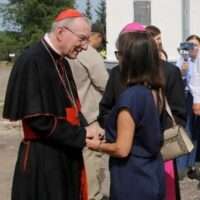 parolin cumprimenta mulher ucraniana