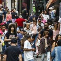 Pessoas em centro de compras_PAulo pinto_Agencia Brasil